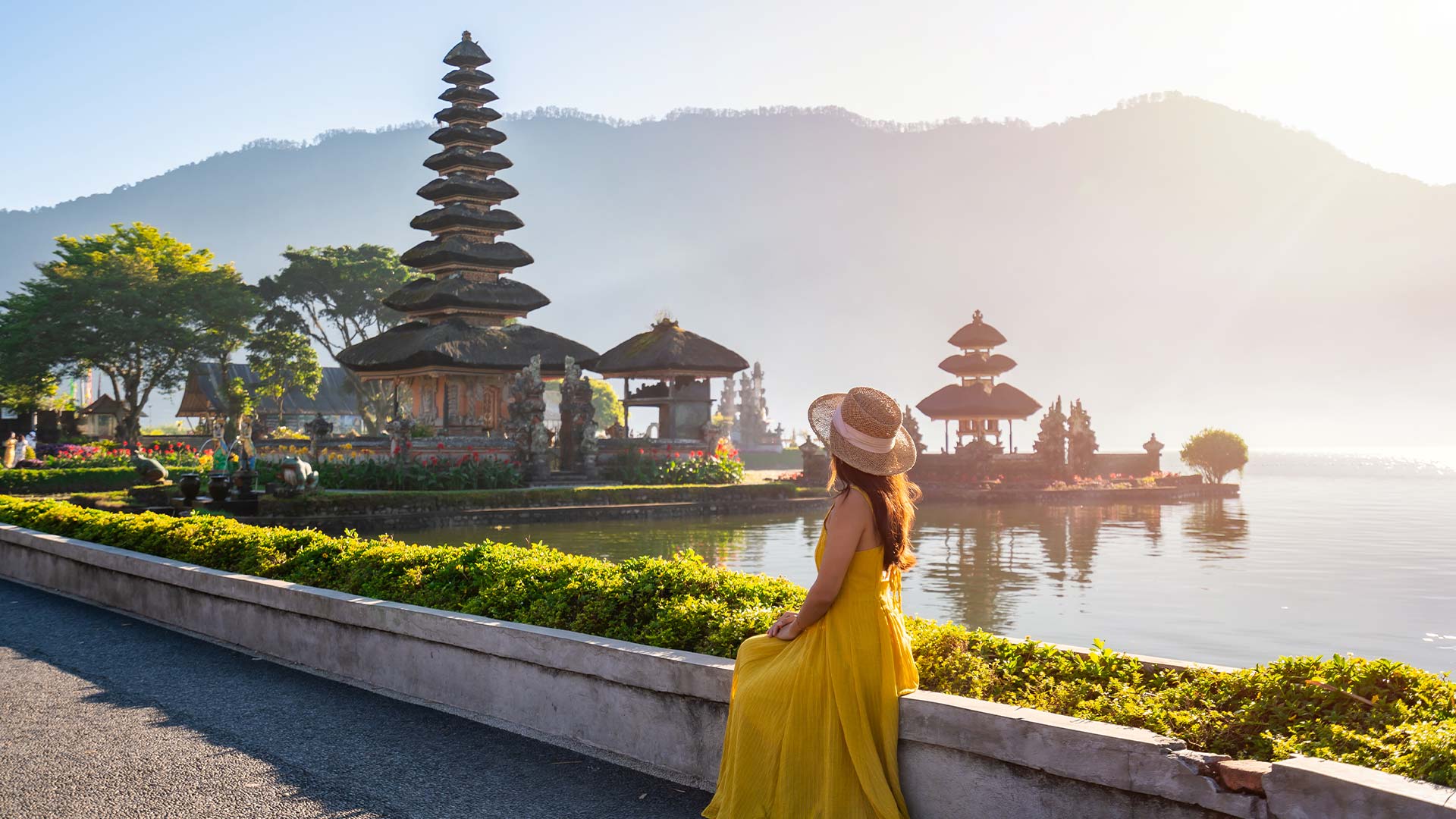 torrist in ulun danu beratan view