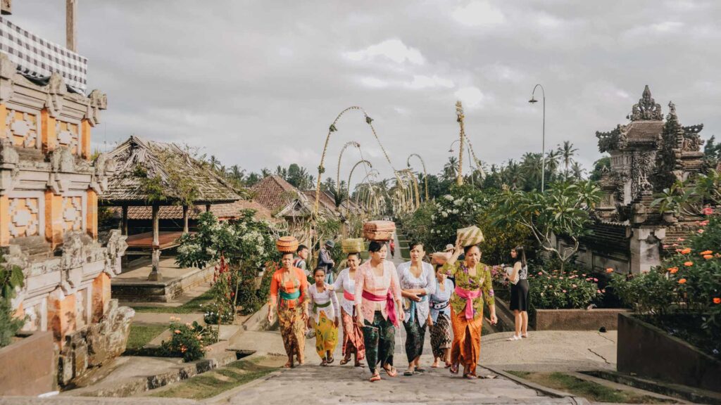 people bali in tradiditonal palaces
