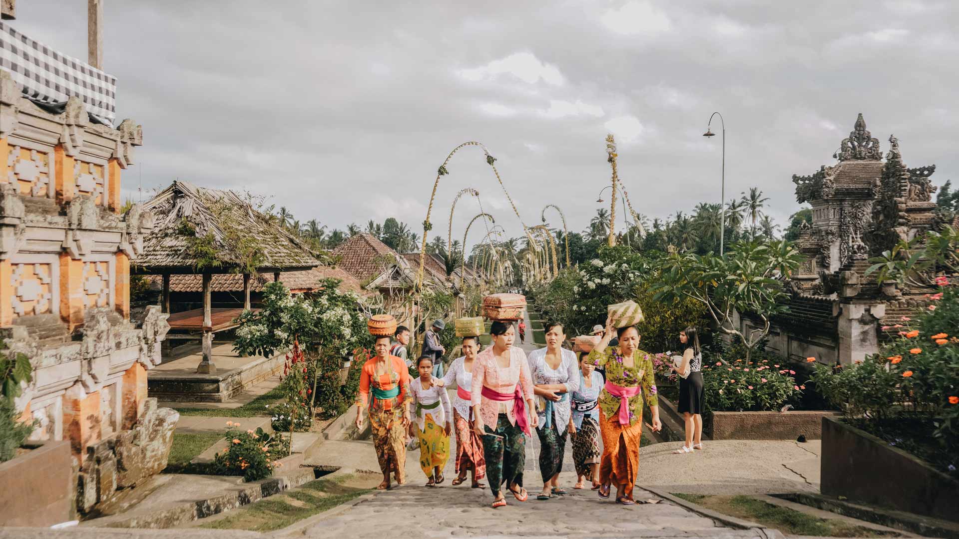 people bali in tradiditonal palaces