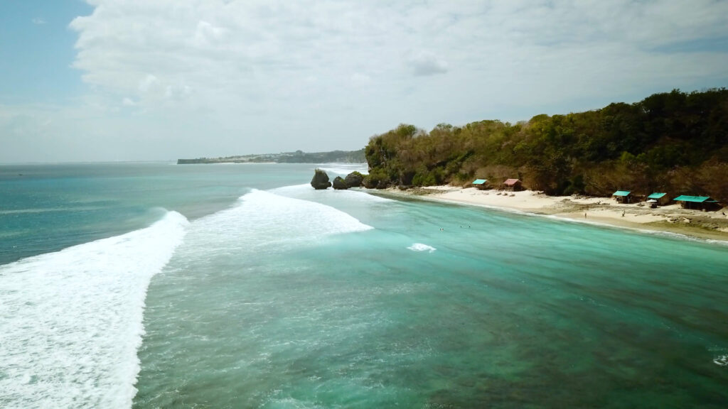 ombak yang tenang di pantai padang padang