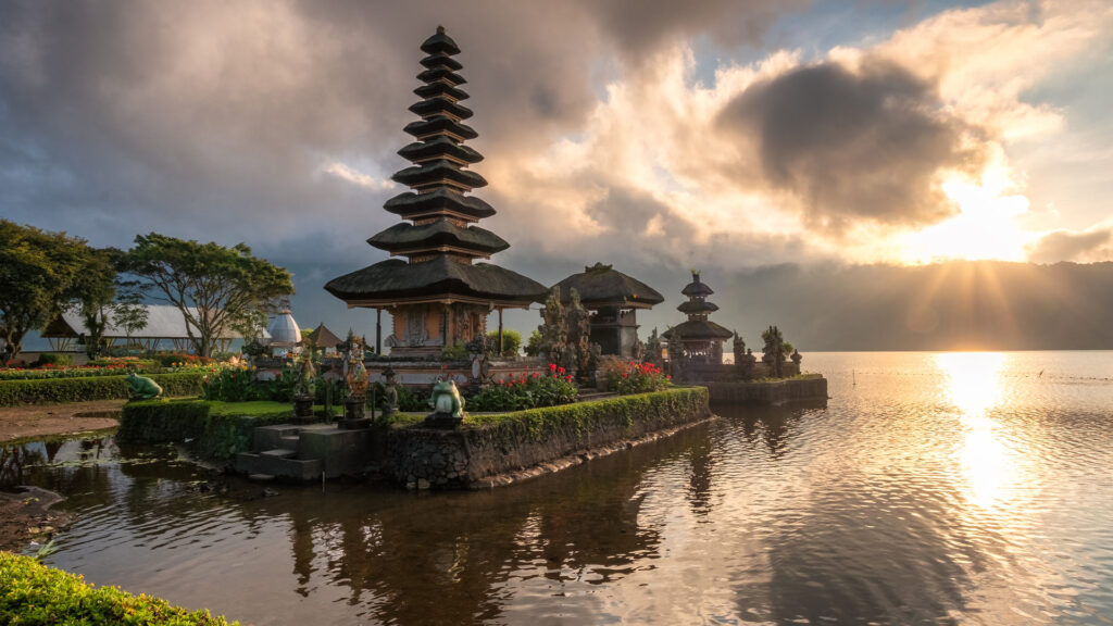 ulun danu beratan option tour in munduk village